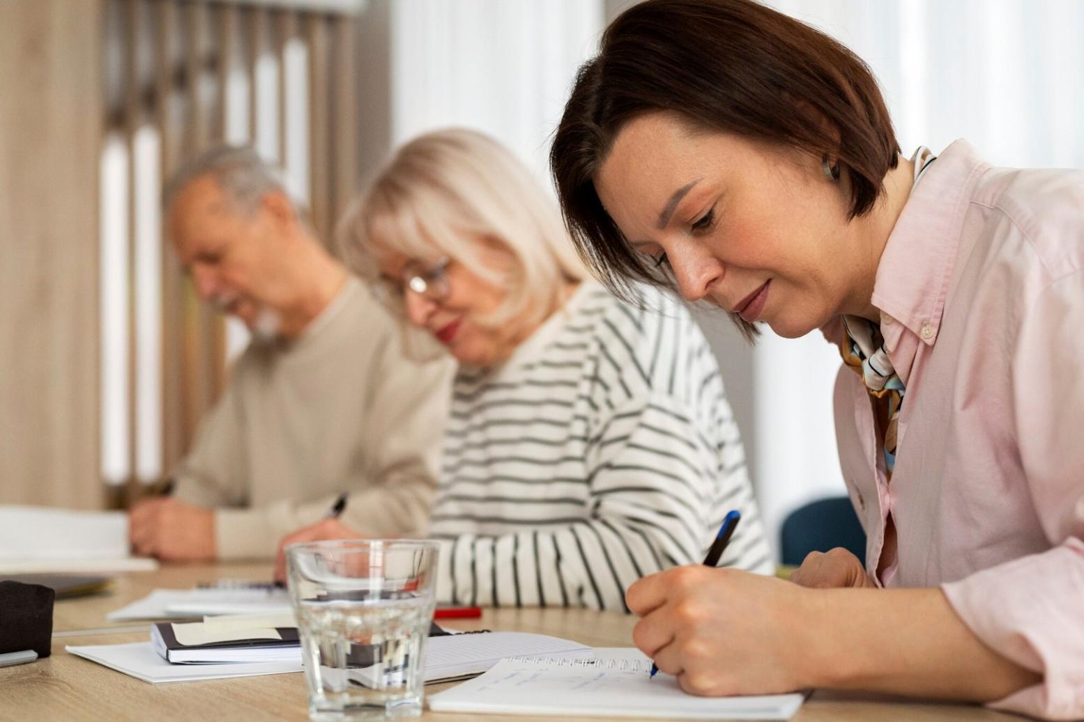 Finanzkurs-Material und Budgetplanung auf einem Schreibtisch