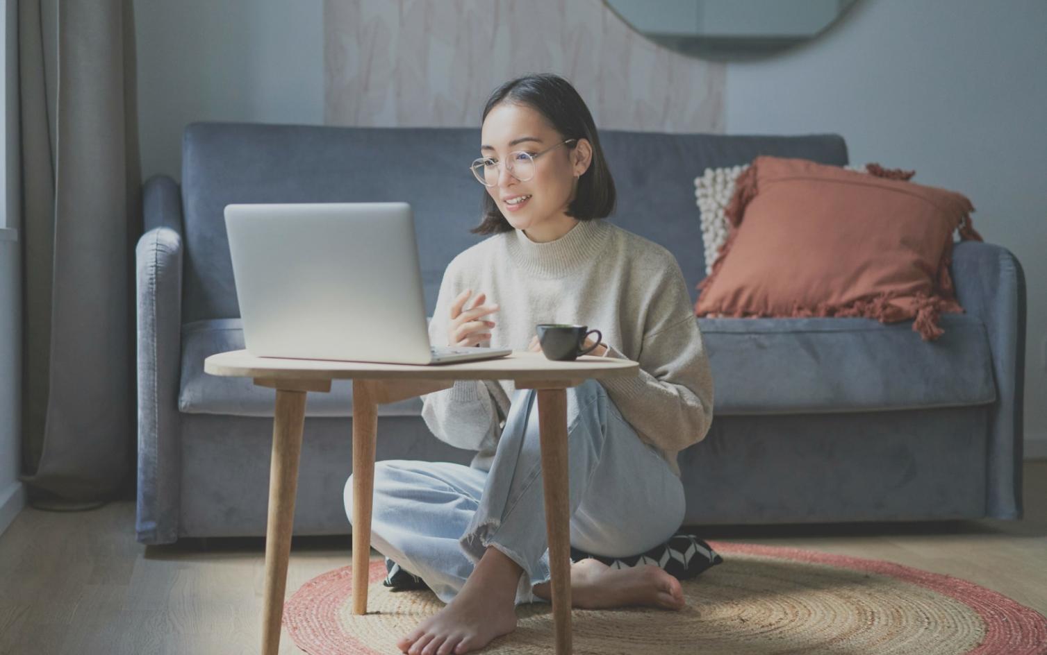 Person plant Budget am Laptop